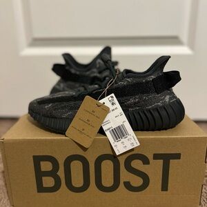 Yeezy 350 V2 
Dark Salt